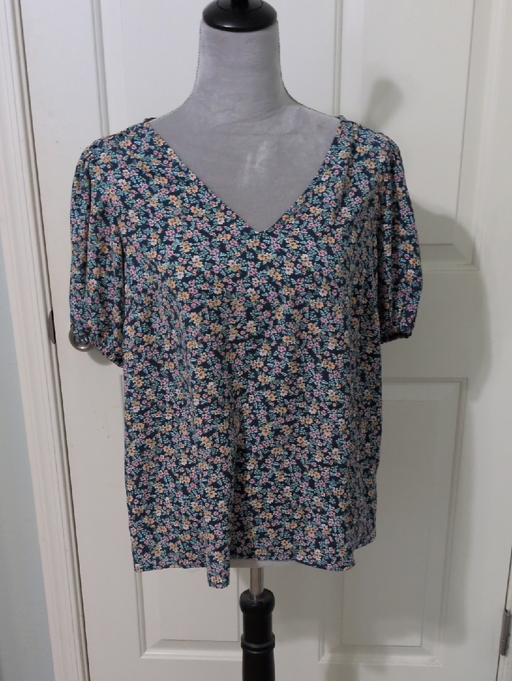 LC Lauren Conrad Teal Floral V-Neck Puff Sleeve Blouse